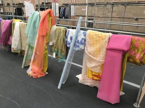 戏服设计秘籍 7500件衣服与珠宝浮夸间，解读老钱与暴发户的本真差异